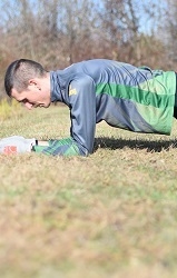 Photo of running strength training by holding a plank.