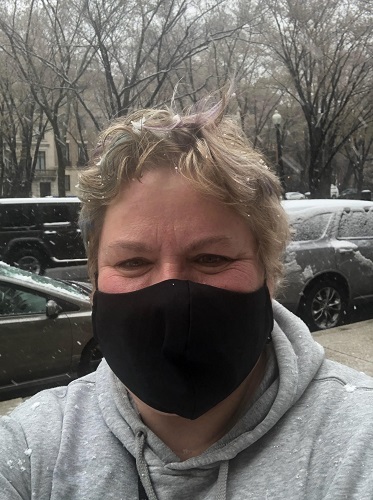 Lella on a snowy run wearing a mask.